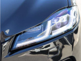 LEDシグネイチャーライト付きデジタルLEDヘッドライトが装着されて夜間走行が楽に運転が出来ます。