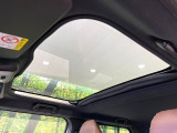 【ガラスルーフ】ガラスルーフ搭載で車内の解放感が一気にアップ!開放的なドライブをお楽しみいただけます。