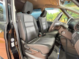 運転席まわりには十分なスペースがあり、大柄な方でもゆったり運転していただける環境です。