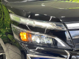 【LEDヘッドライト】悪天候や夜間走行時も良好な視界を確保し安心して運転できる高輝度LEDヘッドライトを装備!点灯速度が早く、消費電力も抑えられています。