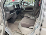 運転席、助手席シート。広々していて座りやすいシートです。