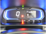 とっても見やすいメーターです。夜間時はラグジュアリーな気分にさせてくれる照明が魅力ですので、夜のドライブも楽しみになりますよ♪