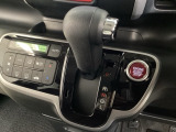 CVT車のセレクトレバーです。低速から高速まで、変速ショックのないスムーズな走りを実現するとともに、エンジン効率のよい領域を維持することで燃費にも貢献します。