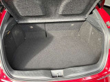 トランク収納スペースをご確認ください。荷物の積み下ろしがしやすい広さを確保しており、日常使いからレジャーまで幅広く活用できます。