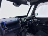 ダイハツのお店では、ダイハツ車を知り尽くしたプロフェッショナルが、専用の診断機器を使って各システムを点検しております。