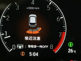 パーキングセンサーシステムは走行中に障害物が迫ると音と表示でお知らせ、低速走行時時の安心感を高めます