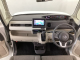 【前方視界】開放的な前方視界!運転がしやすく疲れにくいです♪窓が大きく、見通しがとっても良いおクルマですよ♪