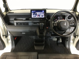 ドライバーを包み込むように、ディスプレーやスイッチ、コンソールを配置。座った瞬間から運転への期待が。空間そのものの心地よさにこだわっています。