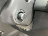 【電動コラム】シートメモリーと合わせて使用すると複数人運転する場合は、お好きなポジションを記憶する事ができます。細かな調節も可能なため、ストレスなく運転が出来ます。