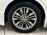 タイヤサイズは225/60R18!残り溝は5ミリ程度です!純正アルミホイール!