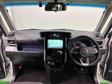 見易い計器類と運転し易いドライビングポジションは、視角も少なく前方&左右の見切りが良く運転し易いクルマです。ブラック基調のインテリアが洗練された空間を演出してくれます。