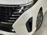 【LEDヘッドライト】悪天候や夜間走行時も良好な視界を確保し安心して運転できる高輝度LEDヘッドライトを装備!点灯速度が早く、消費電力も抑えられています。