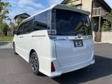 後ろ姿とサイドのバランスが分かる一枚。テール周りの印象や角の状態、荷室のイメージも掴めます。