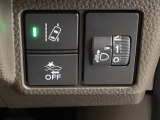 ハンドルの右側にはヘットライトリベライザーとHondaセンシング用のメインスイッチがついています。ヘッドライトリベライザーは道路状況や積荷の加重に応じてライトの高さを調節できます。