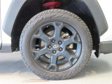 純正のアルミホイール装着車です。タイヤサイズは225/60R18です。