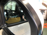 【ブラインドスポットインフォメーション】走行中に、斜め後ろの車を検知すると、ドアミラーのマーク点灯にてお知らせします。