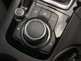 「MAZDAコネクト」コマンダー部 手元を見ることなく操作出来るように左手を自然に降ろした位置に設置。シンプルで使いやすく、機能を覚えやすいボタン配置になっています。