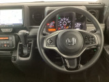 【ハンドル】運転にかかわる様々な操作を安全に行えるように視点移動が少なく操作性に配慮されたスイッチ類が凝縮されたコックピットです。