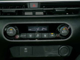 快適オートエアコン付♪設定温度をキープし車内を快適な温度に保ちます♪
