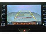 バックガイドモニター(バックモニター)付き。車両後方の映像をナビ画面に表示し、駐車などの後退操作をサポートします。