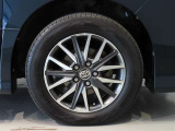純正のアルミホイール装着車です。タイヤサイズは205/60R16です。