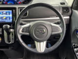 インテリアに合わせたデザインのステアリングは、運転される方のことも考え、運転しやすい形状、大きさです。是非一度、実際に触ってお確かめください。