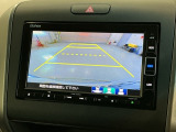 リバースギアに入れるだけで後方の表示へ切り替わります。夜間や雨の日の駐車も楽になりますよ。