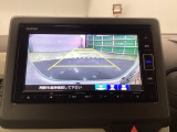 バックモニター付きで、車庫入れやバック時の後方確認をサポート。