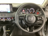 【ハンドル】運転にかかわる様々な操作を安全に行えるように視点移動が少なく操作性に配慮されたスイッチ類が凝縮されたコックピットです。