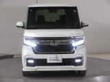 ハロゲンより明るく、より遠くまでさらなる安心感のあるLEDヘッドライトを採用。点灯忘れも防止できるオートライトコントロール機構付きです。