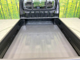 積み下ろしのしやすいデッキにはたっぷりと荷物を積み込んでいただけます。遊びから仕事まで、様々なシーンで頼れます♪