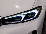 【LEDヘッドライト】先進のLEDテクノロジーを採用。放射される白色光の周波特性は太陽光に近く、バイキセノン・ヘッドライトを上回るコントラストで更に明るく輝きます!
