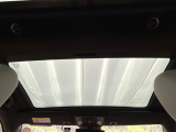 【パノラマルーフ】大型のガラスルーフ搭載で車内の解放感が一気にアップ!開放的なドライブをお楽しみいただけます。