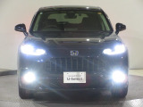 ハロゲンより明るく、より遠くまでさらなる安心感のあるLEDヘッドライトを採用。照射軸の上下方向を自動調整するオートレベリング機構、点灯忘れも防止できるオートライトコントロール機構付きです。