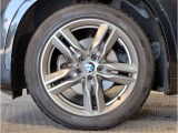 【BMWアロイホイル】軽量かつ強度に拘ったアロイホイル。走行性能ポテンシャルを引き出す設計。車の足元を引き締めてくれる大きなポイントはアロイホイルです。