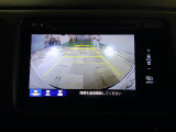 バックカメラの画像です。ガイドラインがスムースな車庫入れをサポートいたします。車庫入れの安心感がアップしますね。