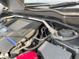 【STIタワーバー】お車の剛性を高めるタワーバーを装備。よりスムーズなコーナリング走行が可能となり、走りも楽しめます。