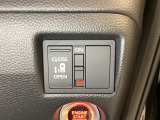 左側電動スライドドアは運転席からでも操作ができるように、ハンドル付近に開閉の操作スイッチが付いています。