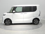 雪道に強い4WD。タイヤ周辺や下回りもチェック済みです。長く大切に乗っていただきたいからこそ、見えにくい部分の清掃も徹底。安心してお乗りいただける状態です。
