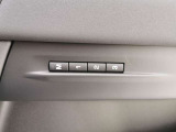 【メモリー機能付き電動シート】3パターンまでシートの位置を記憶させることができます。これで家族間でもスイッチ一つで自身の椅子の位置にセットできます。