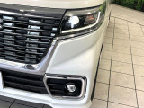 【LEDヘッドライト】悪天候や夜間走行時も良好な視界を確保し安心して運転できる高輝度LEDヘッドライトを装備!点灯速度が早く、消費電力も抑えられています。