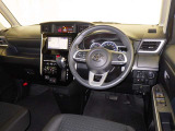 運転席まわりです。 各操作スイッチは使いやすい位置に配置されてます。
