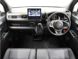 視界広々で運転しやすくロングドライブでも疲れを感じさせないすっきりとまとまったインパネ周りです。