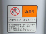 最も気になる室内は、特にこだわってクリーニングしております。マットやシートだけではなく、エアコンの吹き出し口やドアノブの隙間など、様々なブラシや道具を使い分けて、隅々までクリーニングしております。