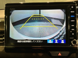 リバースギアに入れるだけで後方の表示へ切り替わります。夜間や雨の日の駐車も楽になりますよ。