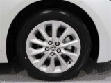 アルミホイールを装備、タイヤサイズは215/45R17です。