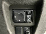 狭い駐車場で便利な電動格納ドアミラーが付いています。