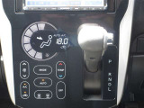 オートエアコンでs操作はタッチ式になっており簡単に車内の温度調節ができます!
