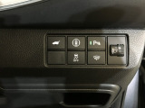 パワーテールゲートの開閉、パーキングセンサーや横滑りを防ぐVSA等のスイッチ類は運転席の右側、手の届きやすい位置にあります。