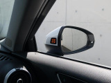 アウディサイドアシスト『後方の死角を並走する車両を検知しドアミラーの内側のLEDが点灯。ドライバーに注意を促し事故を未然に防ぐシステムです。』